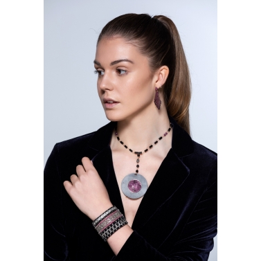 COLLAR DE ÉBANO Y RUBÍS MONTADO EN ORO.